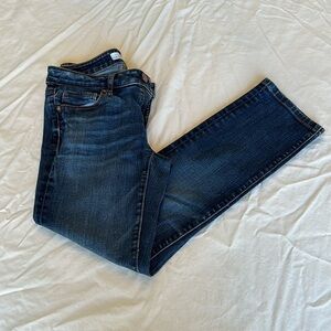 Ann Taylor LOFT curvy straight leg jeans. Inseam 26” in GREAT CONDITION. Size 0